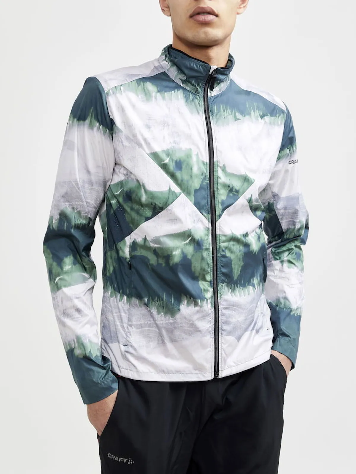 Craft Løbetøj|Løbetøj-Advanced Essence Wind Løbejakke Herre, multi MultiMateriale: 60 % Genanvendt Polyester / 40 % Polyester En løbejakke med mange gode detaljer, bl.a.: - Letvægtsmateriale - Vindbeskyttende og vandafvisende - To forlommer med lynlås - Strategisk placeret mesh paneler for god åndbarhed - Justerbar elastik i livetDetaljer