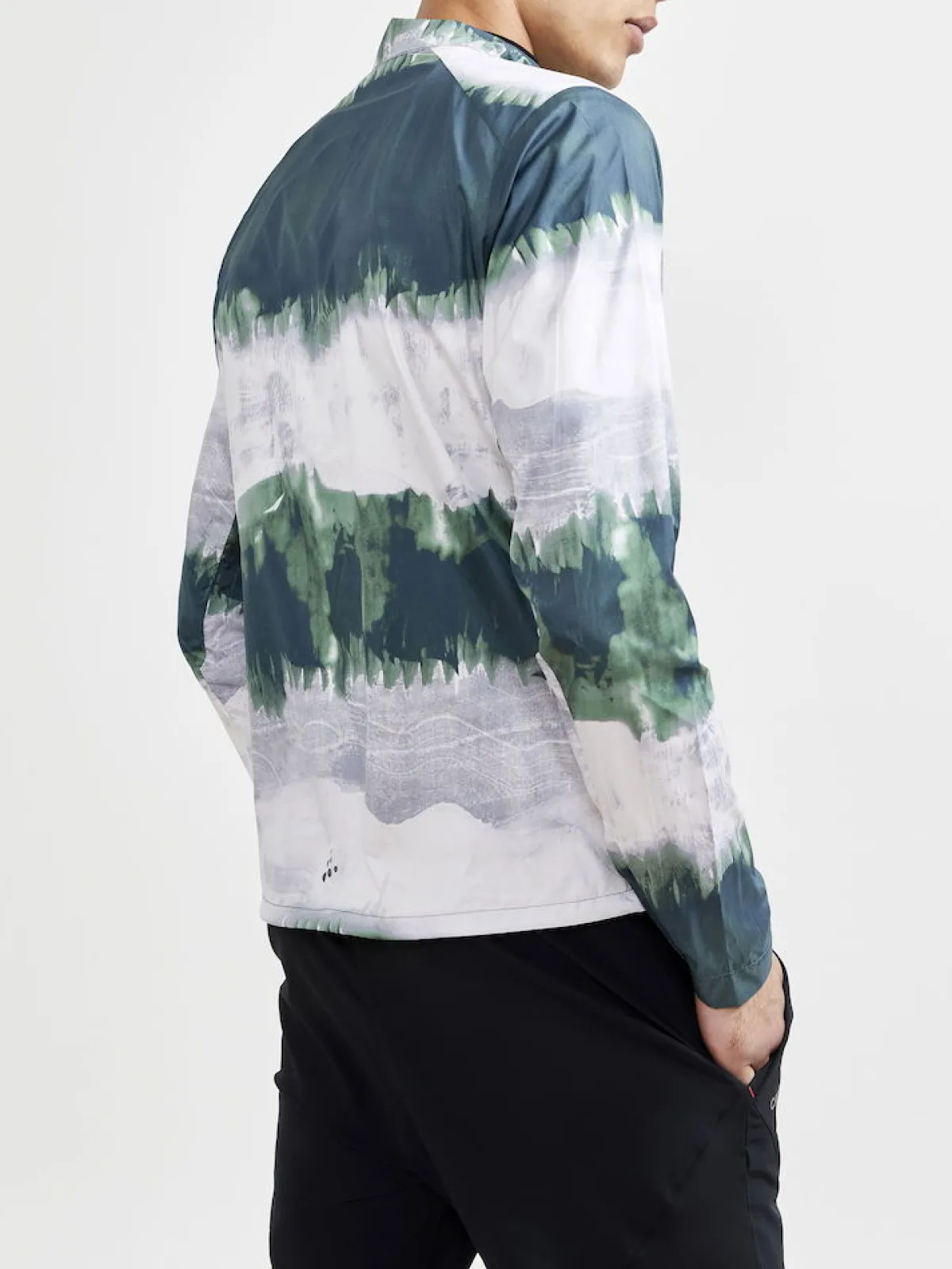 Craft Løbetøj|Løbetøj-Advanced Essence Wind Løbejakke Herre, multi MultiMateriale: 60 % Genanvendt Polyester / 40 % Polyester En løbejakke med mange gode detaljer, bl.a.: - Letvægtsmateriale - Vindbeskyttende og vandafvisende - To forlommer med lynlås - Strategisk placeret mesh paneler for god åndbarhed - Justerbar elastik i livetDetaljer