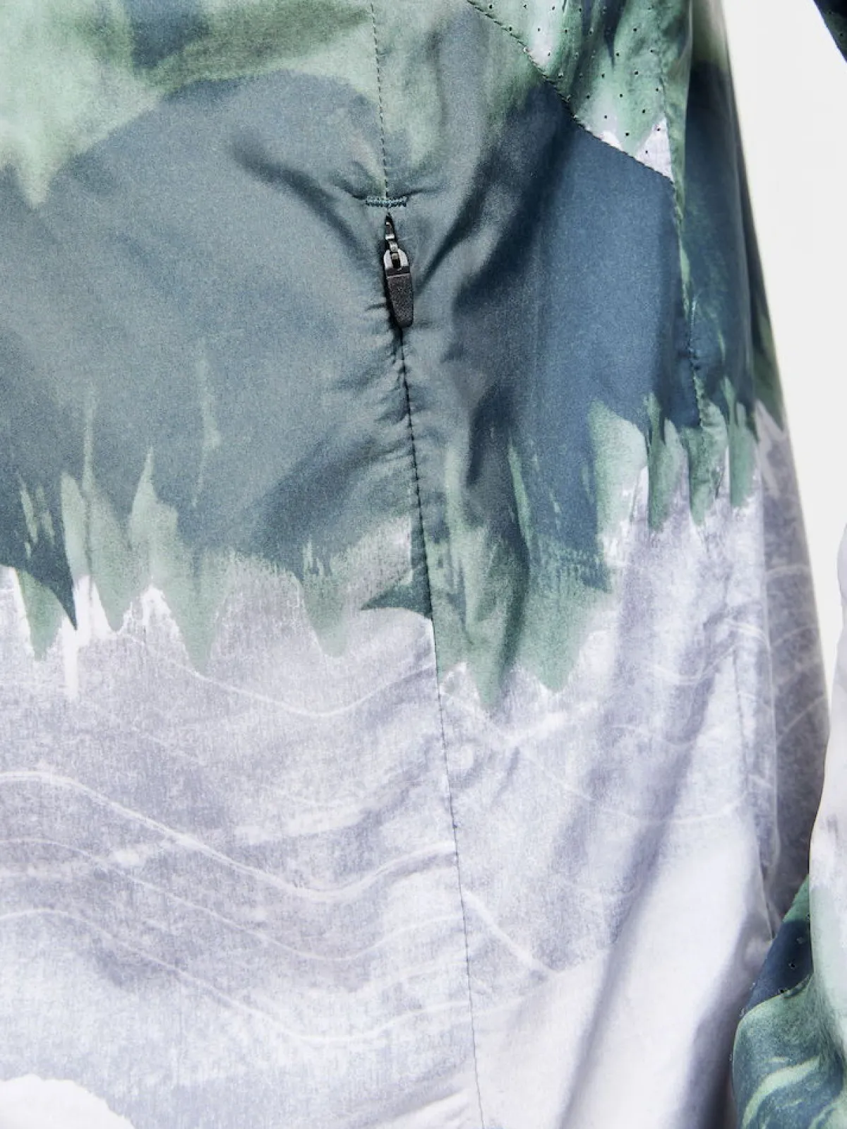 Craft Løbetøj|Løbetøj-Advanced Essence Wind Løbejakke Herre, multi MultiMateriale: 60 % Genanvendt Polyester / 40 % Polyester En løbejakke med mange gode detaljer, bl.a.: - Letvægtsmateriale - Vindbeskyttende og vandafvisende - To forlommer med lynlås - Strategisk placeret mesh paneler for god åndbarhed - Justerbar elastik i livetDetaljer