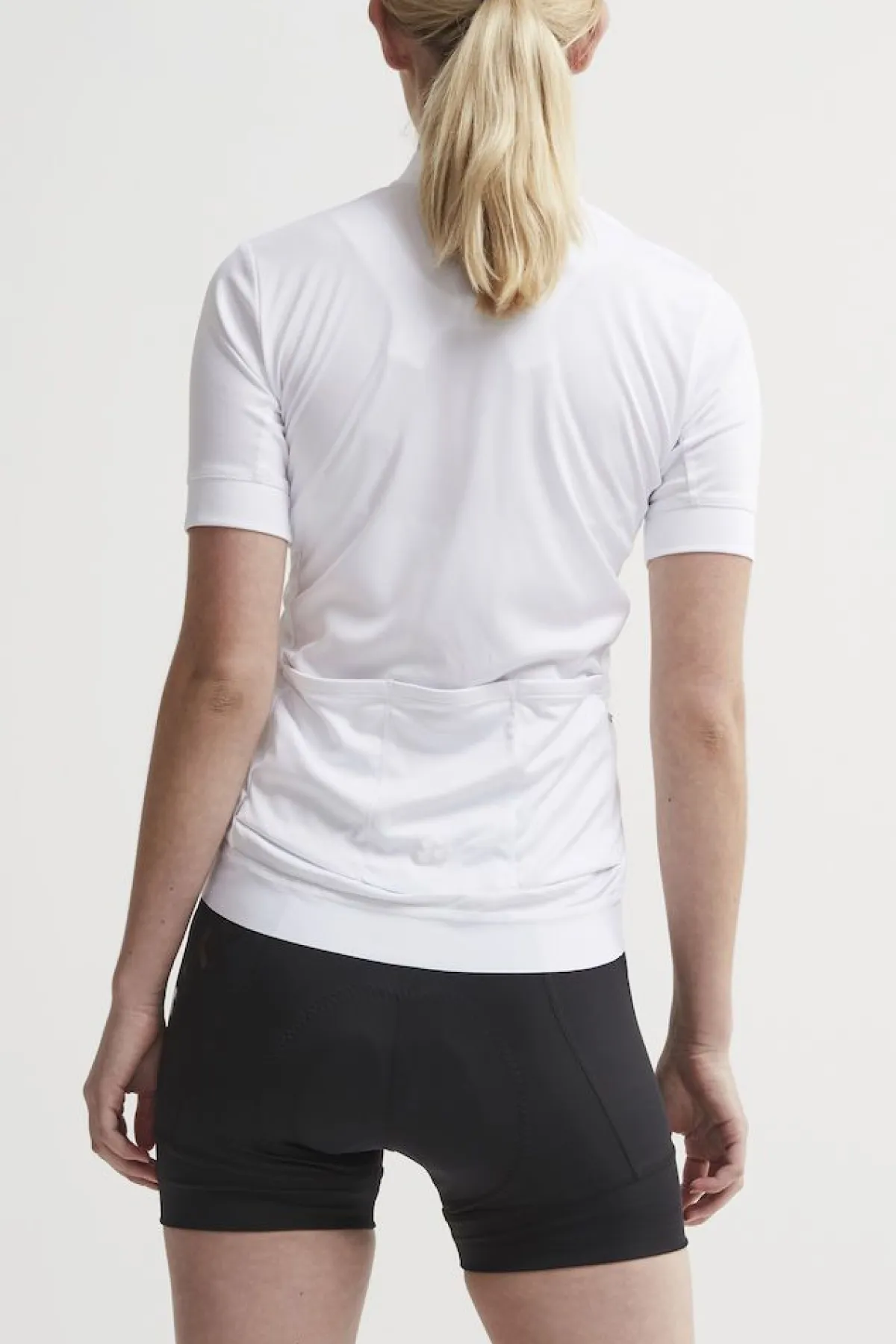 Craft Cykeltøj-Essence Jersey Cykeltrøje Dame Materiale: 100 % Polyester Essence Jersey er en super blød, elastisk og funktionel cykeltrøje. Tidsløst design med Solution Dye som er en miljøvenlig indfarvningsproces, hvor der anvendes 75% mindre vand, 67% mindre kemikalier og 39% mindre energi i forhold til den traditionelle metode. Specifikationer: - Blød og elastisk sikrer optimal pasform og komfort - Effektiv fugttransport - Fire lommer på ryggen (én med lynlås) - Reflekterende detaljer i logoerne - Silikonetryk i rygafslutningen Detaljer