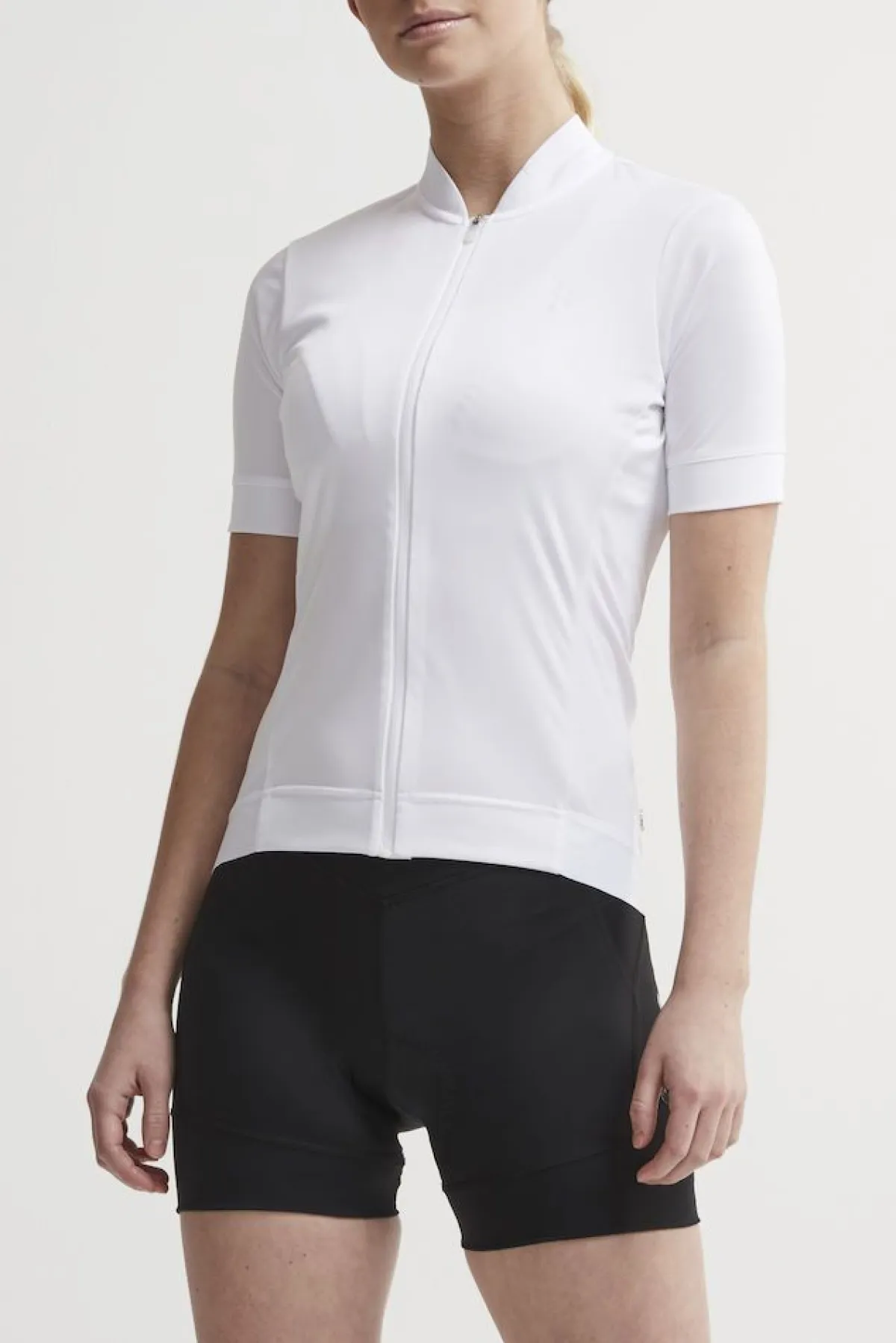 Craft Cykeltøj-Essence Jersey Cykeltrøje Dame Materiale: 100 % Polyester Essence Jersey er en super blød, elastisk og funktionel cykeltrøje. Tidsløst design med Solution Dye som er en miljøvenlig indfarvningsproces, hvor der anvendes 75% mindre vand, 67% mindre kemikalier og 39% mindre energi i forhold til den traditionelle metode. Specifikationer: - Blød og elastisk sikrer optimal pasform og komfort - Effektiv fugttransport - Fire lommer på ryggen (én med lynlås) - Reflekterende detaljer i logoerne - Silikonetryk i rygafslutningen Detaljer
