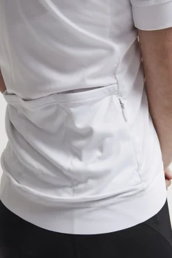 Craft Cykeltøj-Essence Jersey Cykeltrøje Dame Materiale: 100 % Polyester Essence Jersey er en super blød, elastisk og funktionel cykeltrøje. Tidsløst design med Solution Dye som er en miljøvenlig indfarvningsproces, hvor der anvendes 75% mindre vand, 67% mindre kemikalier og 39% mindre energi i forhold til den traditionelle metode. Specifikationer: - Blød og elastisk sikrer optimal pasform og komfort - Effektiv fugttransport - Fire lommer på ryggen (én med lynlås) - Reflekterende detaljer i logoerne - Silikonetryk i rygafslutningen Detaljer