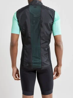 Craft Cykeltøj-Essence Light Wind Vest Herre  BlackMateriale: Body: 85% Genanvendt Polyester 15% Polyester                  Side Panels: 90% Polyamid 10% Elastan                  Back Sleeves: 90% Polyamid 10% ElastanMeget let, vindtæt og vandafvisende cykeljakke fra Craft.Specifikationer:- Vind- og vandafvisende materiale- Ventilationspaneler i svedområderne- Strækpaneler- Kan pakkes samme i egen baglomme- Elastikbånd forneden- Refleksdetaljer for øget synlighedDetaljer