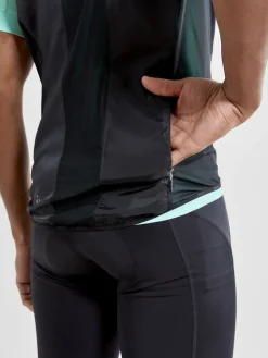 Craft Cykeltøj-Essence Light Wind Vest Herre BlackMateriale: Body: 85% Genanvendt Polyester 15% Polyester Side Panels: 90% Polyamid 10% Elastan Back Sleeves: 90% Polyamid 10% ElastanMeget let, vindtæt og vandafvisende cykeljakke fra Craft.Specifikationer:- Vind- og vandafvisende materiale- Ventilationspaneler i svedområderne- Strækpaneler- Kan pakkes samme i egen baglomme- Elastikbånd forneden- Refleksdetaljer for øget synlighedDetaljer