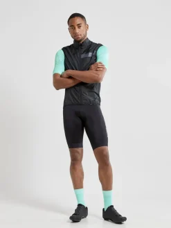 Craft Cykeltøj-Essence Light Wind Vest Herre BlackMateriale: Body: 85% Genanvendt Polyester 15% Polyester Side Panels: 90% Polyamid 10% Elastan Back Sleeves: 90% Polyamid 10% ElastanMeget let, vindtæt og vandafvisende cykeljakke fra Craft.Specifikationer:- Vind- og vandafvisende materiale- Ventilationspaneler i svedområderne- Strækpaneler- Kan pakkes samme i egen baglomme- Elastikbånd forneden- Refleksdetaljer for øget synlighedDetaljer