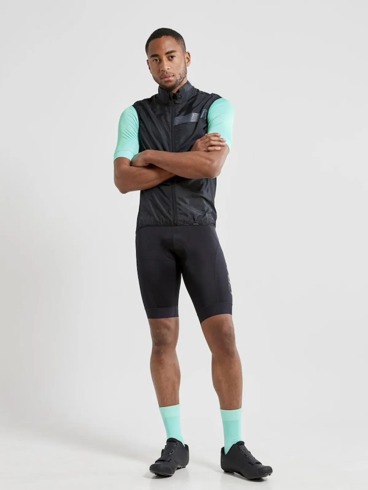 Craft Cykeltøj-Essence Light Wind Vest Herre BlackMateriale: Body: 85% Genanvendt Polyester 15% Polyester Side Panels: 90% Polyamid 10% Elastan Back Sleeves: 90% Polyamid 10% ElastanMeget let, vindtæt og vandafvisende cykeljakke fra Craft.Specifikationer:- Vind- og vandafvisende materiale- Ventilationspaneler i svedområderne- Strækpaneler- Kan pakkes samme i egen baglomme- Elastikbånd forneden- Refleksdetaljer for øget synlighedDetaljer
