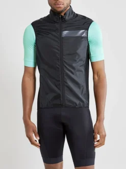 Craft Cykeltøj-Essence Light Wind Vest Herre BlackMateriale: Body: 85% Genanvendt Polyester 15% Polyester Side Panels: 90% Polyamid 10% Elastan Back Sleeves: 90% Polyamid 10% ElastanMeget let, vindtæt og vandafvisende cykeljakke fra Craft.Specifikationer:- Vind- og vandafvisende materiale- Ventilationspaneler i svedområderne- Strækpaneler- Kan pakkes samme i egen baglomme- Elastikbånd forneden- Refleksdetaljer for øget synlighedDetaljer