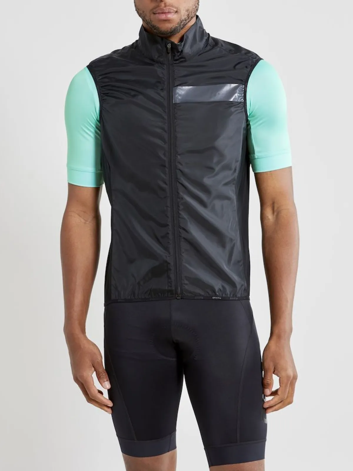 Craft Cykeltøj-Essence Light Wind Vest Herre BlackMateriale: Body: 85% Genanvendt Polyester 15% Polyester Side Panels: 90% Polyamid 10% Elastan Back Sleeves: 90% Polyamid 10% ElastanMeget let, vindtæt og vandafvisende cykeljakke fra Craft.Specifikationer:- Vind- og vandafvisende materiale- Ventilationspaneler i svedområderne- Strækpaneler- Kan pakkes samme i egen baglomme- Elastikbånd forneden- Refleksdetaljer for øget synlighedDetaljer