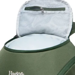 Haglöfs Rygsække|Udstyr-Corker Large - Seawead Green  Seawead GreenVægt: 678 gramVolumen: 24 literMål LxDxB: 49 x 30x 20En innovativt designet og karakteristisk dagtursrygsæk i høj kvalitet til unge eventyrere. Fremstillet af genanvendte, beskyttende stoffer. Indholdet i Corker er let at komme til via en smart, stor åbning i siden, der giver god adgang til - og et let overblik over - alt, hvad der er pakket ned i den. Robust opbygning, der forhindrer rygsækken i at falde sammen.Specifikationer:- 100% genanvendt hovedbestanddel, vejrbestandigt og meget holdbart stof- Stor åbning i siderummet, der giver god adgang og overblik over indholdet- En mindre lynlåslomme inde i hovedrummet- Box-facon: forhindrer rygsækken i at falde sammen- Navn og adresselabel trykt indvendigt i rygsækken- En strækbar sidelomme, der kan udvides, til vandflaske eller ekstra udstyr- Anatomisk formede skulderremme Brystrem med brudsikkert sikkerhedsspænde- Ekstern strop for lettere adgang til ting såsom tøj- Reflekslogo for god synlighed- Store lynlåsstrop, der er lette at få fat i- Håndtag i toppen, der er let at gribe fat i- Overfladerne er imprægneret med DWR uden fluorocarbon: hjælper med at holde vand og smuds borteDetaljer