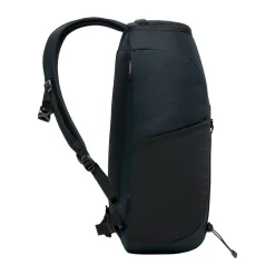 Haglöfs Rygsække|Udstyr-Corker Large - True Black  True BlackVægt: 678 gramVolumen: 24 literMål LxDxB: 49 x 30x 20En innovativt designet og karakteristisk dagtursrygsæk i høj kvalitet til unge eventyrere. Fremstillet af genanvendte, beskyttende stoffer. Indholdet i Corker er let at komme til via en smart, stor åbning i siden, der giver god adgang til - og et let overblik over - alt, hvad der er pakket ned i den. Robust opbygning, der forhindrer rygsækken i at falde sammen.Specifikationer:- 100% genanvendt hovedbestanddel, vejrbestandigt og meget holdbart stof- Stor åbning i siderummet, der giver god adgang og overblik over indholdet- En mindre lynlåslomme inde i hovedrummet- Box-facon: forhindrer rygsækken i at falde sammen- Navn og adresselabel trykt indvendigt i rygsækken- En strækbar sidelomme, der kan udvides, til vandflaske eller ekstra udstyr- Anatomisk formede skulderremme Brystrem med brudsikkert sikkerhedsspænde- Ekstern strop for lettere adgang til ting såsom tøj- Reflekslogo for god synlighed- Store lynlåsstrop, der er lette at få fat i- Håndtag i toppen, der er let at gribe fat i- Overfladerne er imprægneret med DWR uden fluorocarbon: hjælper med at holde vand og smuds borteDetaljer