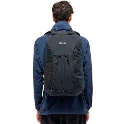 Haglöfs Rygsække|Udstyr-Corker Large - True Black  True BlackVægt: 678 gramVolumen: 24 literMål LxDxB: 49 x 30x 20En innovativt designet og karakteristisk dagtursrygsæk i høj kvalitet til unge eventyrere. Fremstillet af genanvendte, beskyttende stoffer. Indholdet i Corker er let at komme til via en smart, stor åbning i siden, der giver god adgang til - og et let overblik over - alt, hvad der er pakket ned i den. Robust opbygning, der forhindrer rygsækken i at falde sammen.Specifikationer:- 100% genanvendt hovedbestanddel, vejrbestandigt og meget holdbart stof- Stor åbning i siderummet, der giver god adgang og overblik over indholdet- En mindre lynlåslomme inde i hovedrummet- Box-facon: forhindrer rygsækken i at falde sammen- Navn og adresselabel trykt indvendigt i rygsækken- En strækbar sidelomme, der kan udvides, til vandflaske eller ekstra udstyr- Anatomisk formede skulderremme Brystrem med brudsikkert sikkerhedsspænde- Ekstern strop for lettere adgang til ting såsom tøj- Reflekslogo for god synlighed- Store lynlåsstrop, der er lette at få fat i- Håndtag i toppen, der er let at gribe fat i- Overfladerne er imprægneret med DWR uden fluorocarbon: hjælper med at holde vand og smuds borteDetaljer