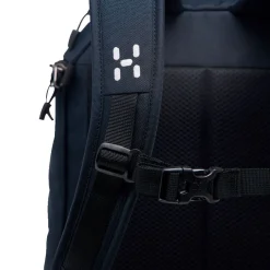 Haglöfs Rygsække|Udstyr-Corker Large - True Black  True BlackVægt: 678 gramVolumen: 24 literMål LxDxB: 49 x 30x 20En innovativt designet og karakteristisk dagtursrygsæk i høj kvalitet til unge eventyrere. Fremstillet af genanvendte, beskyttende stoffer. Indholdet i Corker er let at komme til via en smart, stor åbning i siden, der giver god adgang til - og et let overblik over - alt, hvad der er pakket ned i den. Robust opbygning, der forhindrer rygsækken i at falde sammen.Specifikationer:- 100% genanvendt hovedbestanddel, vejrbestandigt og meget holdbart stof- Stor åbning i siderummet, der giver god adgang og overblik over indholdet- En mindre lynlåslomme inde i hovedrummet- Box-facon: forhindrer rygsækken i at falde sammen- Navn og adresselabel trykt indvendigt i rygsækken- En strækbar sidelomme, der kan udvides, til vandflaske eller ekstra udstyr- Anatomisk formede skulderremme Brystrem med brudsikkert sikkerhedsspænde- Ekstern strop for lettere adgang til ting såsom tøj- Reflekslogo for god synlighed- Store lynlåsstrop, der er lette at få fat i- Håndtag i toppen, der er let at gribe fat i- Overfladerne er imprægneret med DWR uden fluorocarbon: hjælper med at holde vand og smuds borteDetaljer