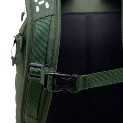 Haglöfs Rygsække|Udstyr-HAGLÖFS Corker Medium  Seaweed GreenVægt: 678 gramVolumen: 18 literMål LxDxB: 43 x 28 x 19En innovativt designet og karakteristisk dagtursrygsæk i høj kvalitet til unge eventyrere. Fremstillet af genanvendte, beskyttende stoffer. Indholdet i Corker er let at komme til via en smart, stor åbning i siden, der giver god adgang til - og et let overblik over - alt, hvad der er pakket ned i den. Robust opbygning, der forhindrer rygsækken i at falde sammen.Specifikationer:- 100% genanvendt hovedbestanddel, vejrbestandigt og meget holdbart stof- Stor åbning i siderummet, der giver god adgang og overblik over indholdet- En mindre lynlåslomme inde i hovedrummet- Box-facon: forhindrer rygsækken i at falde sammen- Navn og adresselabel trykt indvendigt i rygsækken- En strækbar sidelomme, der kan udvides, til vandflaske eller ekstra udstyr- Anatomisk formede skulderremme Brystrem med brudsikkert sikkerhedsspænde- Ekstern strop for lettere adgang til ting såsom tøj- Reflekslogo for god synlighed- Store lynlåsstrop, der er lette at få fat i- Håndtag i toppen, der er let at gribe fat i- Overfladerne er imprægneret med DWR uden fluorocarbon: hjælper med at holde vand og smuds borteDetaljer