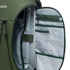 Haglöfs Rygsække|Udstyr-HAGLÖFS Corker Medium  Seaweed GreenVægt: 678 gramVolumen: 18 literMål LxDxB: 43 x 28 x 19En innovativt designet og karakteristisk dagtursrygsæk i høj kvalitet til unge eventyrere. Fremstillet af genanvendte, beskyttende stoffer. Indholdet i Corker er let at komme til via en smart, stor åbning i siden, der giver god adgang til - og et let overblik over - alt, hvad der er pakket ned i den. Robust opbygning, der forhindrer rygsækken i at falde sammen.Specifikationer:- 100% genanvendt hovedbestanddel, vejrbestandigt og meget holdbart stof- Stor åbning i siderummet, der giver god adgang og overblik over indholdet- En mindre lynlåslomme inde i hovedrummet- Box-facon: forhindrer rygsækken i at falde sammen- Navn og adresselabel trykt indvendigt i rygsækken- En strækbar sidelomme, der kan udvides, til vandflaske eller ekstra udstyr- Anatomisk formede skulderremme Brystrem med brudsikkert sikkerhedsspænde- Ekstern strop for lettere adgang til ting såsom tøj- Reflekslogo for god synlighed- Store lynlåsstrop, der er lette at få fat i- Håndtag i toppen, der er let at gribe fat i- Overfladerne er imprægneret med DWR uden fluorocarbon: hjælper med at holde vand og smuds borteDetaljer