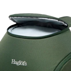 Haglöfs Rygsække|Udstyr-HAGLÖFS Corker Medium  Seaweed GreenVægt: 678 gramVolumen: 18 literMål LxDxB: 43 x 28 x 19En innovativt designet og karakteristisk dagtursrygsæk i høj kvalitet til unge eventyrere. Fremstillet af genanvendte, beskyttende stoffer. Indholdet i Corker er let at komme til via en smart, stor åbning i siden, der giver god adgang til - og et let overblik over - alt, hvad der er pakket ned i den. Robust opbygning, der forhindrer rygsækken i at falde sammen.Specifikationer:- 100% genanvendt hovedbestanddel, vejrbestandigt og meget holdbart stof- Stor åbning i siderummet, der giver god adgang og overblik over indholdet- En mindre lynlåslomme inde i hovedrummet- Box-facon: forhindrer rygsækken i at falde sammen- Navn og adresselabel trykt indvendigt i rygsækken- En strækbar sidelomme, der kan udvides, til vandflaske eller ekstra udstyr- Anatomisk formede skulderremme Brystrem med brudsikkert sikkerhedsspænde- Ekstern strop for lettere adgang til ting såsom tøj- Reflekslogo for god synlighed- Store lynlåsstrop, der er lette at få fat i- Håndtag i toppen, der er let at gribe fat i- Overfladerne er imprægneret med DWR uden fluorocarbon: hjælper med at holde vand og smuds borteDetaljer