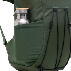 Haglöfs Rygsække|Udstyr-HAGLÖFS Corker Medium  Seaweed GreenVægt: 678 gramVolumen: 18 literMål LxDxB: 43 x 28 x 19En innovativt designet og karakteristisk dagtursrygsæk i høj kvalitet til unge eventyrere. Fremstillet af genanvendte, beskyttende stoffer. Indholdet i Corker er let at komme til via en smart, stor åbning i siden, der giver god adgang til - og et let overblik over - alt, hvad der er pakket ned i den. Robust opbygning, der forhindrer rygsækken i at falde sammen.Specifikationer:- 100% genanvendt hovedbestanddel, vejrbestandigt og meget holdbart stof- Stor åbning i siderummet, der giver god adgang og overblik over indholdet- En mindre lynlåslomme inde i hovedrummet- Box-facon: forhindrer rygsækken i at falde sammen- Navn og adresselabel trykt indvendigt i rygsækken- En strækbar sidelomme, der kan udvides, til vandflaske eller ekstra udstyr- Anatomisk formede skulderremme Brystrem med brudsikkert sikkerhedsspænde- Ekstern strop for lettere adgang til ting såsom tøj- Reflekslogo for god synlighed- Store lynlåsstrop, der er lette at få fat i- Håndtag i toppen, der er let at gribe fat i- Overfladerne er imprægneret med DWR uden fluorocarbon: hjælper med at holde vand og smuds borteDetaljer