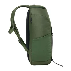 Haglöfs Rygsække|Udstyr-HAGLÖFS Corker Medium  Seaweed GreenVægt: 678 gramVolumen: 18 literMål LxDxB: 43 x 28 x 19En innovativt designet og karakteristisk dagtursrygsæk i høj kvalitet til unge eventyrere. Fremstillet af genanvendte, beskyttende stoffer. Indholdet i Corker er let at komme til via en smart, stor åbning i siden, der giver god adgang til - og et let overblik over - alt, hvad der er pakket ned i den. Robust opbygning, der forhindrer rygsækken i at falde sammen.Specifikationer:- 100% genanvendt hovedbestanddel, vejrbestandigt og meget holdbart stof- Stor åbning i siderummet, der giver god adgang og overblik over indholdet- En mindre lynlåslomme inde i hovedrummet- Box-facon: forhindrer rygsækken i at falde sammen- Navn og adresselabel trykt indvendigt i rygsækken- En strækbar sidelomme, der kan udvides, til vandflaske eller ekstra udstyr- Anatomisk formede skulderremme Brystrem med brudsikkert sikkerhedsspænde- Ekstern strop for lettere adgang til ting såsom tøj- Reflekslogo for god synlighed- Store lynlåsstrop, der er lette at få fat i- Håndtag i toppen, der er let at gribe fat i- Overfladerne er imprægneret med DWR uden fluorocarbon: hjælper med at holde vand og smuds borteDetaljer