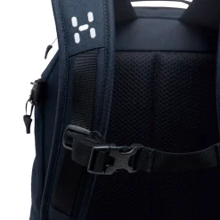 Haglöfs Rygsække|Udstyr-Corker Medium - True Black  True BlackVægt: 678 gramVolumen: 18 literMål LxDxB: 43 x 28 x 19En innovativt designet og karakteristisk dagtursrygsæk i høj kvalitet til unge eventyrere. Fremstillet af genanvendte, beskyttende stoffer. Indholdet i Corker er let at komme til via en smart, stor åbning i siden, der giver god adgang til - og et let overblik over - alt, hvad der er pakket ned i den. Robust opbygning, der forhindrer rygsækken i at falde sammen.Specifikationer:- 100% genanvendt hovedbestanddel, vejrbestandigt og meget holdbart stof- Stor åbning i siderummet, der giver god adgang og overblik over indholdet- En mindre lynlåslomme inde i hovedrummet- Box-facon: forhindrer rygsækken i at falde sammen- Navn og adresselabel trykt indvendigt i rygsækken- En strækbar sidelomme, der kan udvides, til vandflaske eller ekstra udstyr- Anatomisk formede skulderremme Brystrem med brudsikkert sikkerhedsspænde- Ekstern strop for lettere adgang til ting såsom tøj- Reflekslogo for god synlighed- Store lynlåsstrop, der er lette at få fat i- Håndtag i toppen, der er let at gribe fat i- Overfladerne er imprægneret med DWR uden fluorocarbon: hjælper med at holde vand og smuds borteDetaljer