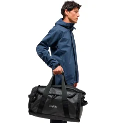 Haglöfs Rejsetasker|Duffelbags-Lava 50 Duffelbag - True Black True BlackMateriale: 900D Polyester med TPE-bagside, 4200D Oxford PolyamidMål: Højde: 31 cm Dybde: 35 cm Bredde: 53 cmVægt: Ca. 1030 gram (50 Liter)En driftsikker rejsetaske plads til alt dit udstyr. Lava er fremstillet rundt om et stort hovedrum med en indvendig, dokumentlomme med lynlås, og et andet rum med lynlås, hvilket kan fordobles som en lomme til at lægge tasken i. Behagelige, justerbare skulderremme, bærehåndtag og løftehåndtag lader dig bære den præcis, hvor du vil.Specifikationer:- Rummeligt hovedrum- Forstærket dobbelt lag i bunden- Forstærkede hjørner- Bærehåndtag- Indvendig lynlåslomme til dokumenter- Aftagelige, justerbare skulderremmene- Indvendigt, lynlåsrum tillader dig at opdele ekstra udstyr eller tøj og kan også deles som opbevaringslommeDetaljer
