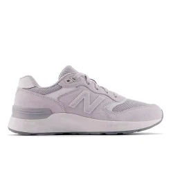 New Balance Fritidssko|Sneakers-880 V7 Walking Damesko  Pearl GrayNew Balance Fresh Foam Walking 880 v7 har en blød Fresh Foam-mellemsål for ekstra støddæmpning, hvor du har mest brug for det, og hjælper dine fødder med at holde sig komfortable på lange gåture. Med en NDurance-ydersål i gummi er disse vandresko lavet til at være holdbare kilometer efter kilometer, mens ydersålens Walking Strike Path-teknologi hjælper med at guide din fod til jævne skridt.Specifikationer:- Dæmpende Fresh Foam-mellemsål, som er omhyggeligt udviklet til at gøre skoen ekstra let og behagelig- Overdel i ruskind/mesh for holdbarhed og en let fornemmelse- Ydersål af NDurance-gummi leverer overlegen slidstyrke, så skoene holder længere selv i de områder, som bliver slidt allermest- Ydersålen er fremstillet med Walking Strike Path-teknologi, som guider foden gennem hele gangcyklussenDetaljer