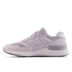 New Balance Fritidssko|Sneakers-880 V7 Walking Damesko  Pearl GrayNew Balance Fresh Foam Walking 880 v7 har en blød Fresh Foam-mellemsål for ekstra støddæmpning, hvor du har mest brug for det, og hjælper dine fødder med at holde sig komfortable på lange gåture. Med en NDurance-ydersål i gummi er disse vandresko lavet til at være holdbare kilometer efter kilometer, mens ydersålens Walking Strike Path-teknologi hjælper med at guide din fod til jævne skridt.Specifikationer:- Dæmpende Fresh Foam-mellemsål, som er omhyggeligt udviklet til at gøre skoen ekstra let og behagelig- Overdel i ruskind/mesh for holdbarhed og en let fornemmelse- Ydersål af NDurance-gummi leverer overlegen slidstyrke, så skoene holder længere selv i de områder, som bliver slidt allermest- Ydersålen er fremstillet med Walking Strike Path-teknologi, som guider foden gennem hele gangcyklussenDetaljer