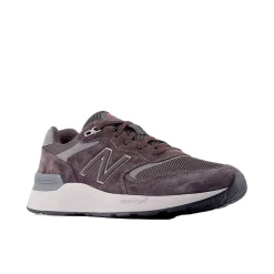 New Balance Fritidssko|Sneakers-880 V7 Walking Herresko  Black CementNew Balance Fresh Foam Walking 880 v7 har en blød Fresh Foam-mellemsål for ekstra støddæmpning, hvor du har mest brug for det, og hjælper dine fødder med at holde sig komfortable på lange gåture. Med en NDurance-ydersål i gummi er disse vandresko lavet til at være holdbare kilometer efter kilometer, mens ydersålens Walking Strike Path-teknologi hjælper med at guide din fod til jævne skridt.Specifikationer:- Dæmpende Fresh Foam-mellemsål, som er omhyggeligt udviklet til at gøre skoen ekstra let og behagelig- Overdel i ruskind/mesh for holdbarhed og en let fornemmelse- Ydersål af NDurance-gummi leverer overlegen slidstyrke, så skoene holder længere selv i de områder, som bliver slidt allermest- Ydersålen er fremstillet med Walking Strike Path-teknologi, som guider foden gennem hele gangcyklussenDetaljer