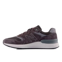 New Balance Fritidssko|Sneakers-880 V7 Walking Herresko  Black CementNew Balance Fresh Foam Walking 880 v7 har en blød Fresh Foam-mellemsål for ekstra støddæmpning, hvor du har mest brug for det, og hjælper dine fødder med at holde sig komfortable på lange gåture. Med en NDurance-ydersål i gummi er disse vandresko lavet til at være holdbare kilometer efter kilometer, mens ydersålens Walking Strike Path-teknologi hjælper med at guide din fod til jævne skridt.Specifikationer:- Dæmpende Fresh Foam-mellemsål, som er omhyggeligt udviklet til at gøre skoen ekstra let og behagelig- Overdel i ruskind/mesh for holdbarhed og en let fornemmelse- Ydersål af NDurance-gummi leverer overlegen slidstyrke, så skoene holder længere selv i de områder, som bliver slidt allermest- Ydersålen er fremstillet med Walking Strike Path-teknologi, som guider foden gennem hele gangcyklussenDetaljer