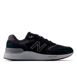 New Balance Fritidssko|Sneakers-880 V7 Walking Herresko  BlackNew Balance Fresh Foam Walking 880 v7 har en blød Fresh Foam-mellemsål for ekstra støddæmpning, hvor du har mest brug for det, og hjælper dine fødder med at holde sig komfortable på lange gåture. Med en NDurance-ydersål i gummi er disse vandresko lavet til at være holdbare kilometer efter kilometer, mens ydersålens Walking Strike Path-teknologi hjælper med at guide din fod til jævne skridt.Specifikationer:- Dæmpende Fresh Foam-mellemsål, som er omhyggeligt udviklet til at gøre skoen ekstra let og behagelig- Overdel i ruskind/mesh for holdbarhed og en let fornemmelse- Ydersål af NDurance-gummi leverer overlegen slidstyrke, så skoene holder længere selv i de områder, som bliver slidt allermest- Ydersålen er fremstillet med Walking Strike Path-teknologi, som guider foden gennem hele gangcyklussenDetaljer
