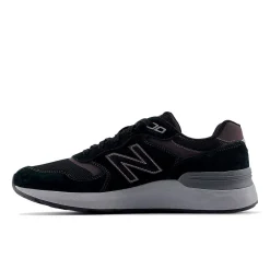 New Balance Fritidssko|Sneakers-880 V7 Walking Herresko  BlackNew Balance Fresh Foam Walking 880 v7 har en blød Fresh Foam-mellemsål for ekstra støddæmpning, hvor du har mest brug for det, og hjælper dine fødder med at holde sig komfortable på lange gåture. Med en NDurance-ydersål i gummi er disse vandresko lavet til at være holdbare kilometer efter kilometer, mens ydersålens Walking Strike Path-teknologi hjælper med at guide din fod til jævne skridt.Specifikationer:- Dæmpende Fresh Foam-mellemsål, som er omhyggeligt udviklet til at gøre skoen ekstra let og behagelig- Overdel i ruskind/mesh for holdbarhed og en let fornemmelse- Ydersål af NDurance-gummi leverer overlegen slidstyrke, så skoene holder længere selv i de områder, som bliver slidt allermest- Ydersålen er fremstillet med Walking Strike Path-teknologi, som guider foden gennem hele gangcyklussenDetaljer