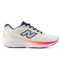New Balance Løbesko|Løbesko-Fresh Foam 680 v9 Løbesko Dame Sea Salt / Tangerine Heat / Pink HeatNew Balance Fresh Foam 680 v9 er en komfortabel løbesko til kvinder, der er udviklet til at følge dig på både korte og længere løbeture. Modellen er ideel til daglig træning og henvender sig til løbere, der ønsker en let og behagelig løbeoplevelse med fokus på støddæmpning og komfort.Skoen er udstyret med en Fresh Foam-mellemsål, som er præcisionsudviklet til at levere blød og let støddæmpning i hvert eneste skridt. Det giver en jævn og komfortabel løbefornemmelse, uanset tempo. Den åndbare mesh-overdel sikrer god ventilation og en let pasform, mens ydersålen i gummi bidrager til holdbarhed og stabil kontakt med underlaget. En løbesko, der kombinerer lav vægt med pålidelig komfort til hverdagsløb.Specifikationer:• Fresh Foam-mellemsål med let og blød støddæmpning• Åndbar og let overdel i tekstil• Formstøbt, konstrueret mesh for forbedret pasform• Integreret gummiydersål for øget komfort og holdbarhed• Velegnet til daglig løbetræning• Vægt: ca. 216 gDetaljer