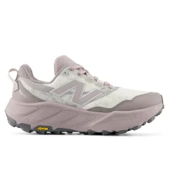 New Balance Løbesko|Løbesko-Fresh Foam Hierro v9 Trail Løbesko Dame  Sea Salt / Truffle SaltNew Balance Fresh Foam Hierro v9 er en avanceret trail-løbesko til kvinder, der er udviklet til at levere høj komfort, stabilitet og sikkert greb i varieret og krævende terræn. Modellen er skabt til løbere, der bevæger sig off-road og ønsker en sko, der indgyder tryghed og performance, uanset om turen går gennem skov, over grus eller på tekniske stier.Skoen er udstyret med en dobbelt densitet Fresh Foam X-mellemsål, som giver New Balance’ mest støddæmpede Fresh Foam-oplevelse. Den blødere øverste del af mellemsålen sikrer høj komfort, mens den fastere nederste del bidrager med stabilitet på ujævnt underlag. Ydersålen i Vibram® Megagrip™ med Traction Lug™-teknologi og et opdateret mønster giver effektivt greb i både våde og tørre forhold. Toe Protect-teknologien beskytter tæerne mod sten, rødder og løst terræn.Specifikationer:Fresh Foam X-mellemsål med dobbelt densitet for komfort og stabilitetCa. 3 % biobaseret indhold i mellemsålenVibram® Megagrip™ ydersål med Traction Lug™-teknologiEffektivt greb i både våde og tørre terrænerToe Protect-teknologi for ekstra beskyttelseFastgjort pløsHældrop: 4 mmOverdel i mesh og syntetiske materialerSnørelukningVægt: ca. 253 gDetaljer
