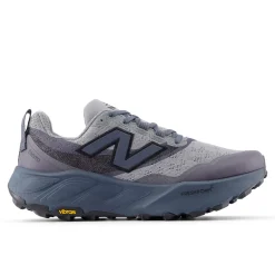 New Balance Løbesko|Løbesko-Fresh Foam Hierro v9 Trail Løbesko Herre  Slate Grey / Shadow BlueNew Balance Fresh Foam Hierro v9 er en avanceret trail-løbesko til mænd, der er udviklet til at levere høj komfort, stabilitet og sikkert greb i varieret og krævende terræn. Modellen er skabt til løbere, der bevæger sig off-road og ønsker en sko, der indgyder tryghed og performance, uanset om turen går gennem skov, over grus eller på tekniske stier.Skoen er udstyret med en dobbelt densitet Fresh Foam X-mellemsål, som giver New Balance’ mest støddæmpede Fresh Foam-oplevelse. Den blødere øverste del af mellemsålen sikrer høj komfort, mens den fastere nederste del bidrager med stabilitet på ujævnt underlag. Ydersålen i Vibram® Megagrip™ med Traction Lug™-teknologi og et opdateret mønster giver effektivt greb i både våde og tørre forhold. Toe Protect-teknologien beskytter tæerne mod sten, rødder og løst terræn.Specifikationer:Fresh Foam X-mellemsål med dobbelt densitet for komfort og stabilitetCa. 3 % biobaseret indhold i mellemsålenVibram® Megagrip™ ydersål med Traction Lug™-teknologiEffektivt greb i både våde og tørre terrænerToe Protect-teknologi for ekstra beskyttelseFastgjort pløsHældrop: 4 mmOverdel i mesh og syntetiske materialerSnørelukningVægt: ca. 310 gDetaljer