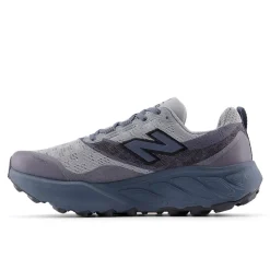 New Balance Løbesko|Løbesko-Fresh Foam Hierro v9 Trail Løbesko Herre  Slate Grey / Shadow BlueNew Balance Fresh Foam Hierro v9 er en avanceret trail-løbesko til mænd, der er udviklet til at levere høj komfort, stabilitet og sikkert greb i varieret og krævende terræn. Modellen er skabt til løbere, der bevæger sig off-road og ønsker en sko, der indgyder tryghed og performance, uanset om turen går gennem skov, over grus eller på tekniske stier.Skoen er udstyret med en dobbelt densitet Fresh Foam X-mellemsål, som giver New Balance’ mest støddæmpede Fresh Foam-oplevelse. Den blødere øverste del af mellemsålen sikrer høj komfort, mens den fastere nederste del bidrager med stabilitet på ujævnt underlag. Ydersålen i Vibram® Megagrip™ med Traction Lug™-teknologi og et opdateret mønster giver effektivt greb i både våde og tørre forhold. Toe Protect-teknologien beskytter tæerne mod sten, rødder og løst terræn.Specifikationer:Fresh Foam X-mellemsål med dobbelt densitet for komfort og stabilitetCa. 3 % biobaseret indhold i mellemsålenVibram® Megagrip™ ydersål med Traction Lug™-teknologiEffektivt greb i både våde og tørre terrænerToe Protect-teknologi for ekstra beskyttelseFastgjort pløsHældrop: 4 mmOverdel i mesh og syntetiske materialerSnørelukningVægt: ca. 310 gDetaljer