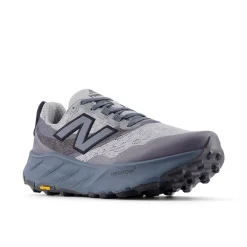 New Balance Løbesko|Løbesko-Fresh Foam Hierro v9 Trail Løbesko Herre  Slate Grey / Shadow BlueNew Balance Fresh Foam Hierro v9 er en avanceret trail-løbesko til mænd, der er udviklet til at levere høj komfort, stabilitet og sikkert greb i varieret og krævende terræn. Modellen er skabt til løbere, der bevæger sig off-road og ønsker en sko, der indgyder tryghed og performance, uanset om turen går gennem skov, over grus eller på tekniske stier.Skoen er udstyret med en dobbelt densitet Fresh Foam X-mellemsål, som giver New Balance’ mest støddæmpede Fresh Foam-oplevelse. Den blødere øverste del af mellemsålen sikrer høj komfort, mens den fastere nederste del bidrager med stabilitet på ujævnt underlag. Ydersålen i Vibram® Megagrip™ med Traction Lug™-teknologi og et opdateret mønster giver effektivt greb i både våde og tørre forhold. Toe Protect-teknologien beskytter tæerne mod sten, rødder og løst terræn.Specifikationer:Fresh Foam X-mellemsål med dobbelt densitet for komfort og stabilitetCa. 3 % biobaseret indhold i mellemsålenVibram® Megagrip™ ydersål med Traction Lug™-teknologiEffektivt greb i både våde og tørre terrænerToe Protect-teknologi for ekstra beskyttelseFastgjort pløsHældrop: 4 mmOverdel i mesh og syntetiske materialerSnørelukningVægt: ca. 310 gDetaljer