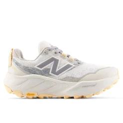 New Balance Løbesko|Løbesko-Fresh Foam Hierro v9 Trail Løbesko Dame  Sea SaltNew Balance Fresh Foam Hierro v9 er en avanceret trail-løbesko til kvinder, der er udviklet til at levere høj komfort, stabilitet og sikkert greb i varieret og krævende terræn. Modellen er skabt til løbere, der bevæger sig off-road og ønsker en sko, der indgyder tryghed og performance, uanset om turen går gennem skov, over grus eller på tekniske stier.Skoen er udstyret med en dobbelt densitet Fresh Foam X-mellemsål, som giver New Balance’ mest støddæmpede Fresh Foam-oplevelse. Den blødere øverste del af mellemsålen sikrer høj komfort, mens den fastere nederste del bidrager med stabilitet på ujævnt underlag. Ydersålen i Vibram® Megagrip™ med Traction Lug™-teknologi og et opdateret mønster giver effektivt greb i både våde og tørre forhold. Toe Protect-teknologien beskytter tæerne mod sten, rødder og løst terræn.Specifikationer:Fresh Foam X-mellemsål med dobbelt densitet for komfort og stabilitetCa. 3 % biobaseret indhold i mellemsålenVibram® Megagrip™ ydersål med Traction Lug™-teknologiEffektivt greb i både våde og tørre terrænerToe Protect-teknologi for ekstra beskyttelseFastgjort pløsHældrop: 4 mmOverdel i mesh og syntetiske materialerSnørelukningVægt: ca. 253 gDetaljer