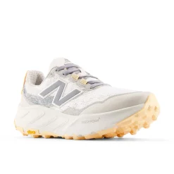 New Balance Løbesko|Løbesko-Fresh Foam Hierro v9 Trail Løbesko Dame  Sea SaltNew Balance Fresh Foam Hierro v9 er en avanceret trail-løbesko til kvinder, der er udviklet til at levere høj komfort, stabilitet og sikkert greb i varieret og krævende terræn. Modellen er skabt til løbere, der bevæger sig off-road og ønsker en sko, der indgyder tryghed og performance, uanset om turen går gennem skov, over grus eller på tekniske stier.Skoen er udstyret med en dobbelt densitet Fresh Foam X-mellemsål, som giver New Balance’ mest støddæmpede Fresh Foam-oplevelse. Den blødere øverste del af mellemsålen sikrer høj komfort, mens den fastere nederste del bidrager med stabilitet på ujævnt underlag. Ydersålen i Vibram® Megagrip™ med Traction Lug™-teknologi og et opdateret mønster giver effektivt greb i både våde og tørre forhold. Toe Protect-teknologien beskytter tæerne mod sten, rødder og løst terræn.Specifikationer:Fresh Foam X-mellemsål med dobbelt densitet for komfort og stabilitetCa. 3 % biobaseret indhold i mellemsålenVibram® Megagrip™ ydersål med Traction Lug™-teknologiEffektivt greb i både våde og tørre terrænerToe Protect-teknologi for ekstra beskyttelseFastgjort pløsHældrop: 4 mmOverdel i mesh og syntetiske materialerSnørelukningVægt: ca. 253 gDetaljer