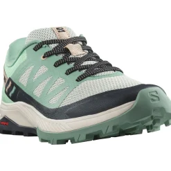Salomon Vandresko|Fritidssko-Outrise Damesko Granite Green / Green Ash / Tender PeachVægt: 240 gramSalomon Outrise er en let allround outdoor sko til gåturene i naturen eller som praktisk og smart fritidssko.Skoens overdel er fremstillet i en let konstruktion med åndbar mesh, god beskyttelse og SensiFit™ påsvejset, der bidrager til en god pasform rund om foden, når skoen snørres.Fakta:- Fuze Foam EVA mellemsål bidrager til komfort i stødabsobering og skridtafviklingen- All Terrain Contragrip® undersål i slidstærkt gummi med et mønster, der giver fodfæste i både tørt, vådt, fast og løst underlag.          Detaljer