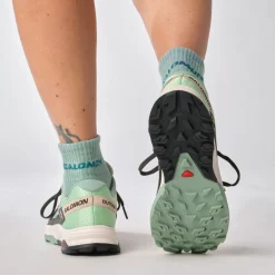 Salomon Vandresko|Fritidssko-Outrise Damesko Granite Green / Green Ash / Tender PeachVægt: 240 gramSalomon Outrise er en let allround outdoor sko til gåturene i naturen eller som praktisk og smart fritidssko.Skoens overdel er fremstillet i en let konstruktion med åndbar mesh, god beskyttelse og SensiFit™ påsvejset, der bidrager til en god pasform rund om foden, når skoen snørres.Fakta:- Fuze Foam EVA mellemsål bidrager til komfort i stødabsobering og skridtafviklingen- All Terrain Contragrip® undersål i slidstærkt gummi med et mønster, der giver fodfæste i både tørt, vådt, fast og løst underlag.          Detaljer
