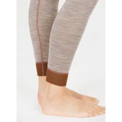 Whistler Vintertøj|Skitøj-Camea Merino Uld Skiunderbukser Dame, light grey 1005 Light Grey MelangeMateriale: 45% Merino Uld / 45% Polyester / 10% Elastan En super funktionel skiundertrøje med mange gode detaljer, bl.a.: - Pasformen er tætsiddende, men giver samtidig god bevægelsesfrihed - Blødt og strækbart materiale sikrer god komfort   - Inderholder det fineste merino uld der ikke kradser - Flade sømmer og dermed ingen generende syninger - Varme og kulde regulerende materiale - Kan benyttes til de fleste udendørsaktiviteter, såsom løbeturen, skituren og til vandreturenDetaljer