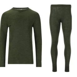 Whistler Skitøj|Vintertøj-Cerro Merinould Skiundertøjssæt Herre, deep forest  3053 Deep ForestMateriale: 85% Merinould 15% Lyocell (silkeagtigt mod huden)  Funktionelt undertøj med merinould har den egenskab at holde kropstemperaturen stabil i al slags vejr. Velegnet til mange former for udendørs aktiviteter. Eller indendørs, hvis der skal spares lidt på varmeregningen.Fakta:- 85% af produktet indeholder super blødt "Merinould" som ikke kradser mod huden- 15% er materialet lyocell (naturmateriale), der føles silkeagtigt mod huden. Bidrager til både varme og åndbarhed/svedtransport.   - Ingen generende syninger- Pasformen er tætsiddende, men giver samtidig god bevægelsesfrihed - Hurtigtørrende, åndbart og antibakteriel materiale - Blandingen af merinould og lyocell, sikrer en god temperaturregulering for kroppen - Kan benyttes til de fleste udendørsaktiviteter, så som løbeturen, skituren og til vandreturen- Isolationsevne til ca. minus 30 graderDetaljer