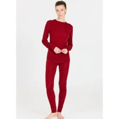 Whistler Skitøj|Vintertøj-Cerro Merinould Skiundertøjssæt Dame, sun-dried tomato  4260 Sun-dried TomatoMateriale: 85% Merinould 15% Lyocell (silkeagtigt mod huden)  Funktionelt undertøj med merinould har den egenskab at holde kropstemperaturen stabil i al slags vejr. Velegnet til mange former for udendørs aktiviteter. Eller indendørs, hvis der skal spares lidt på varmeregningen.Fakta:- 85% af produktet indeholder super blødt "Merinould" som ikke kradser mod huden- 15% er materialet lyocell (naturmateriale), der føles silkeagtigt mod huden. Bidrager til både varme og åndbarhed/svedtransport.   - Ingen generende syninger- Pasformen er tætsiddende, men giver samtidig god bevægelsesfrihed - Hurtigtørrende, åndbart og antibakteriel materiale - Blandingen af merinould og lyocell, sikrer en god temperaturregulering for kroppen - Kan benyttes til de fleste udendørsaktiviteter, så som løbeturen, skituren og til vandreturen- Isolationsevne til ca. minus 30 graderDetaljer