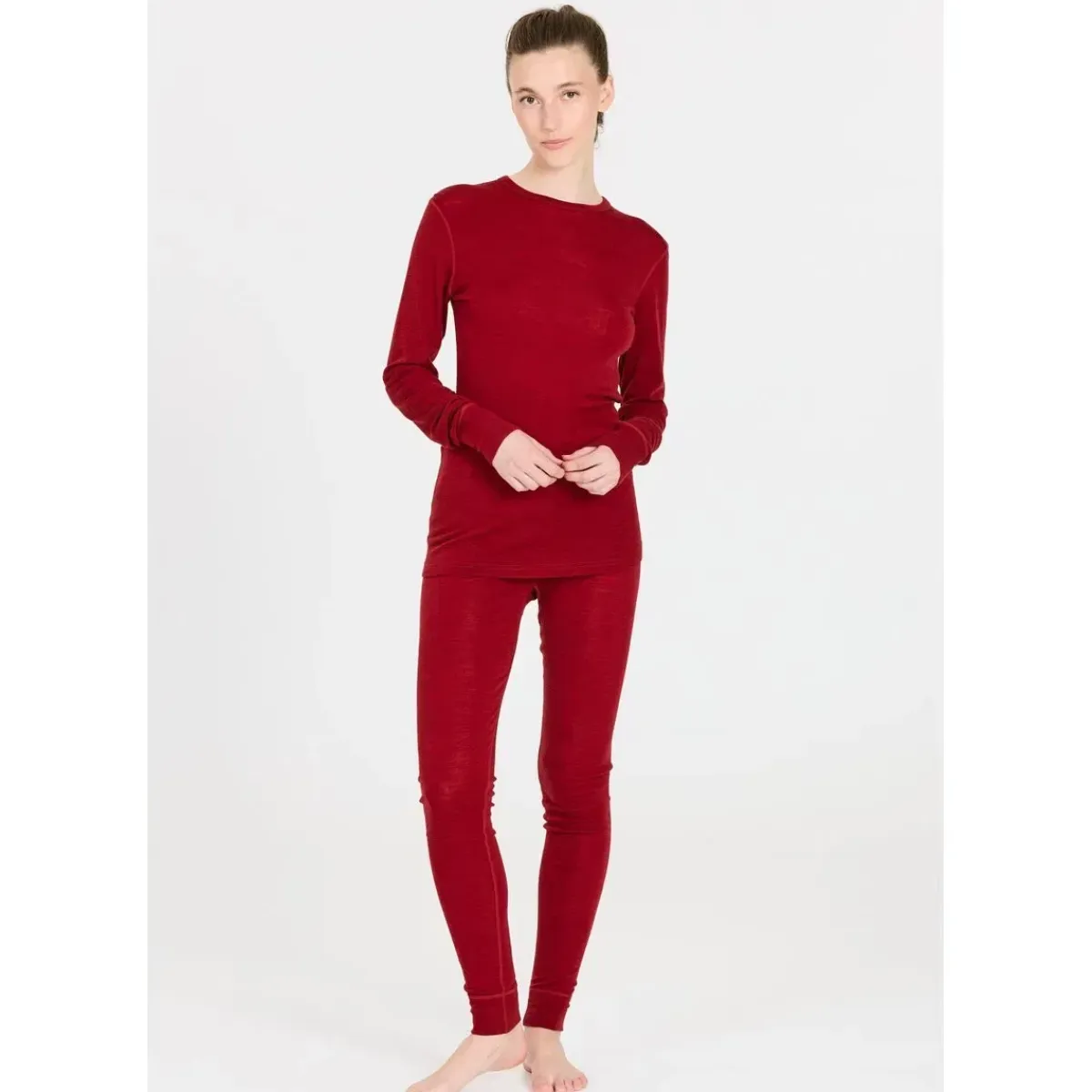 Whistler Skitøj|Vintertøj-Cerro Merinould Skiundertøjssæt Dame, sun-dried tomato 4260 Sun-dried TomatoMateriale: 85% Merinould 15% Lyocell (silkeagtigt mod huden) Funktionelt undertøj med merinould har den egenskab at holde kropstemperaturen stabil i al slags vejr. Velegnet til mange former for udendørs aktiviteter. Eller indendørs, hvis der skal spares lidt på varmeregningen.Fakta:- 85% af produktet indeholder super blødt "Merinould" som ikke kradser mod huden- 15% er materialet lyocell (naturmateriale), der føles silkeagtigt mod huden. Bidrager til både varme og åndbarhed/svedtransport. - Ingen generende syninger- Pasformen er tætsiddende, men giver samtidig god bevægelsesfrihed - Hurtigtørrende, åndbart og antibakteriel materiale - Blandingen af merinould og lyocell, sikrer en god temperaturregulering for kroppen - Kan benyttes til de fleste udendørsaktiviteter, så som løbeturen, skituren og til vandreturen- Isolationsevne til ca. minus 30 graderDetaljer