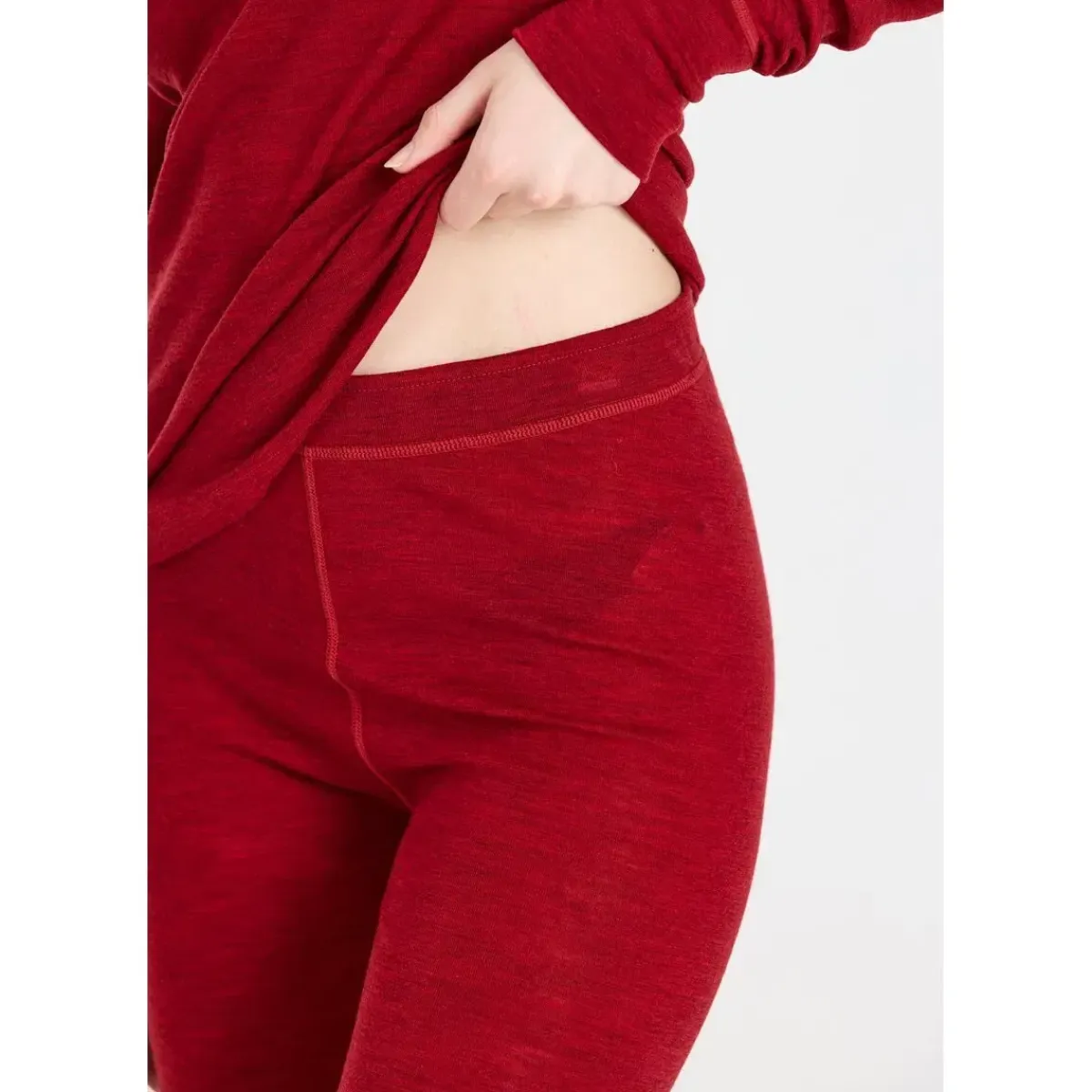 Whistler Skitøj|Vintertøj-Cerro Merinould Skiundertøjssæt Dame, sun-dried tomato 4260 Sun-dried TomatoMateriale: 85% Merinould 15% Lyocell (silkeagtigt mod huden) Funktionelt undertøj med merinould har den egenskab at holde kropstemperaturen stabil i al slags vejr. Velegnet til mange former for udendørs aktiviteter. Eller indendørs, hvis der skal spares lidt på varmeregningen.Fakta:- 85% af produktet indeholder super blødt "Merinould" som ikke kradser mod huden- 15% er materialet lyocell (naturmateriale), der føles silkeagtigt mod huden. Bidrager til både varme og åndbarhed/svedtransport. - Ingen generende syninger- Pasformen er tætsiddende, men giver samtidig god bevægelsesfrihed - Hurtigtørrende, åndbart og antibakteriel materiale - Blandingen af merinould og lyocell, sikrer en god temperaturregulering for kroppen - Kan benyttes til de fleste udendørsaktiviteter, så som løbeturen, skituren og til vandreturen- Isolationsevne til ca. minus 30 graderDetaljer